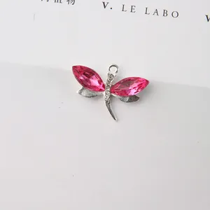 Makroaufnahme Libellen-Anhänger mit rosaroten Kristallflügeln und weißen Diamanten aus Silber