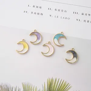 Cinque ciondoli a luna in lega dorata con smalto colorato per creazioni di gioielli fai da te