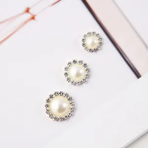 Drei Größen silberner Blumen-Perlenknöpfe mit Strass für DIY-Schmuckhandwerk