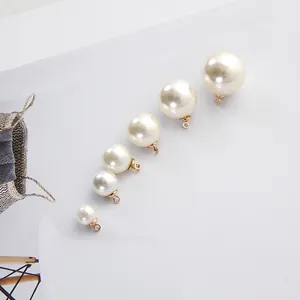 Pendentifs en perles d'imitation blanches avec boucles dorées en six tailles variées