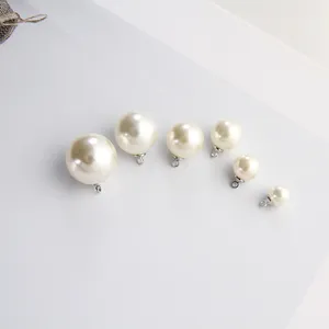Lot de six pendentifs perles crème avec anneaux en métal argenté pour bijoux DIY