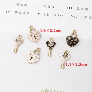 Breloques cœur et clé émaillées avec motifs floraux et cristaux pour bijoux DIY