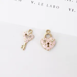 Breloques cadenas et clé cœur rose avec placage or et strass pour création de bijoux