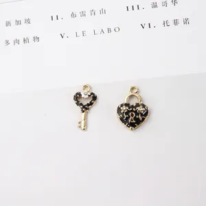 Détail macro de pendentifs cœur en émail noir avec strass pour création de bijoux DIY