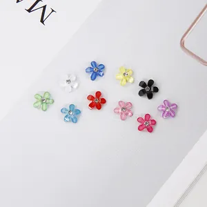 Dettaglio macro di fiori in resina colorati con strass per accessori e decorazioni fai-da-te