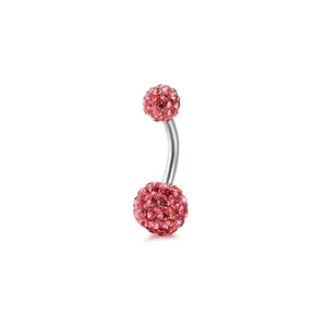Makroaufnahme von gebogenem Bauchnabelpiercing mit zwei funkelnden rosa Kristallkugeln