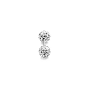 Detailopname van de barbell kraakbeenpiercing met zilveren metalen staaf en zirkonia ballen