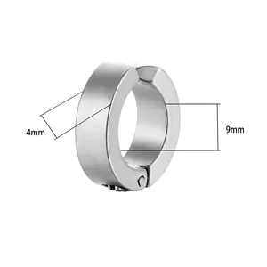 Dettaglio dell'orecchino a clip in acciaio al titanio argento con larghezza 4mm e diametro 9mm