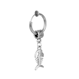 Détail d'un clip d'oreille en acier inoxydable argenté avec un pendentif d'arête de poisson