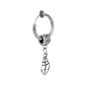 Manchette d'oreille rétro en acier avec perle grecque et pendentif coquillage sur blanc