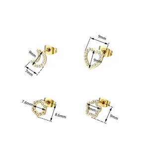 Détails de quatre boucles d'oreilles en acier inoxydable doré avec zircons brillants