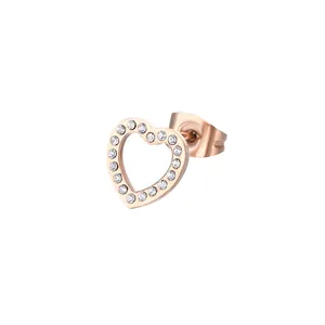Gros plan d'une boucle d'oreille cœur en or rose sertie de zircons blancs brillants
