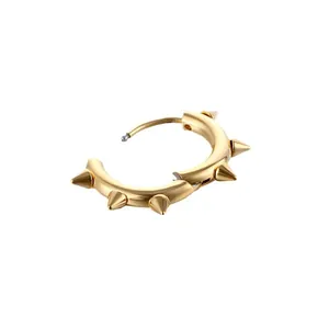 Goldener Punk-Ohrring mit spitzen Kegelnieten aus Edelstahl auf weißem Hintergrund