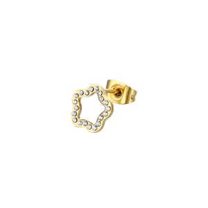 Vue détaillée d'une boucle d'oreille fleur dorée ornée de zircons blancs micro-sertis