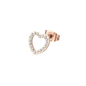Boucles d'oreilles cœur élégantes en or rose avec cristaux blancs étincelants sur fond blanc
