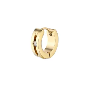 Boucle d'oreille minimaliste en acier titane doré avec une petite pierre en zircone ronde