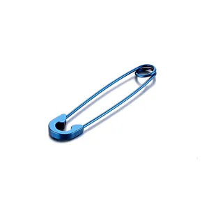 Détail d'une boucle d'oreille trombone en acier inoxydable bleu avec finition réfléchissante