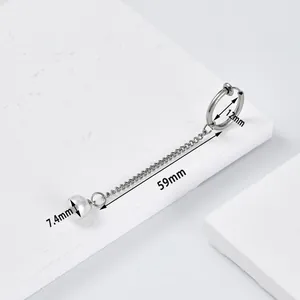 Detail mit 59 mm langer Quastenkette, 7,4 mm Perle und 12 mm silbernem Reifenohrring