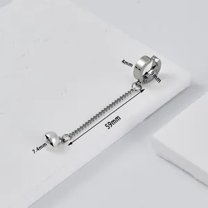 Makroaufnahme der silbernen Titan-Ohrringe mit 7,4 mm Perle und 59 mm langer Kette