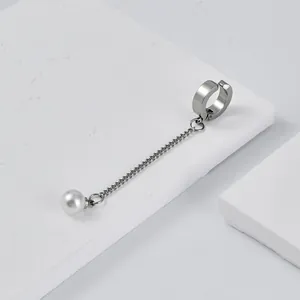 Silberner Ear Cuff aus Titanstahl mit langer Kette und weißer Perle für Damen