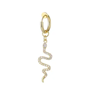 Goldene Herzohrringe mit Kristall-Schmetterling-Ohrmanschette und Schlangenanhänger