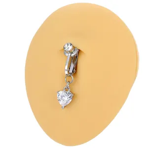 Dettaglio del clip per ombelico con zircone a cuore su un modello in silicone