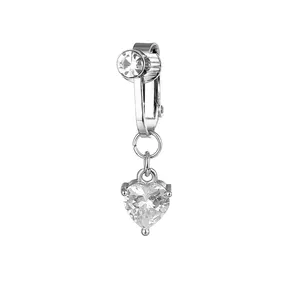 Dettaglio macro del ciondolo in zircone a cuore argento con clip in metallo lucido