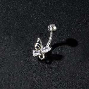 Detalle de piercing de ombligo de mariposa con circonitas sobre una barra curva