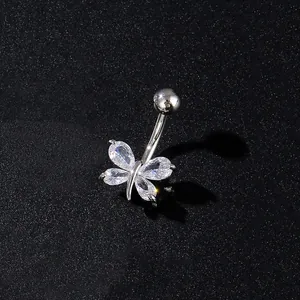Detalle de piercing de ombligo de mariposa en acero plateado y circonitas claras