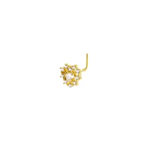 Dettaglio macro del piercing naso a L dorato con pavé di cristalli a forma di cuore