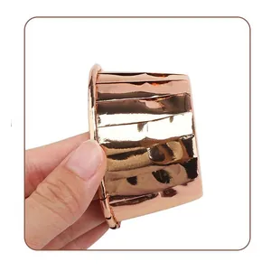 Gros plan sur des caissettes à cupcakes en feuille d'or rose avec reflets métalliques