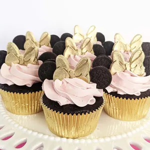 Cupcakes με ροζ κρέμα, χρυσά χαρτάκια και αυτιά από μπισκότο σε ένα διακοσμητικό σετ