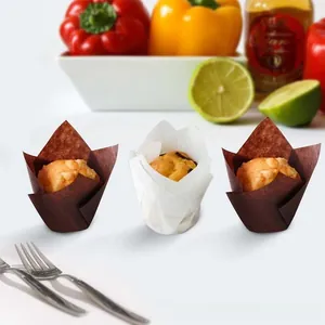 Details von tulpenförmigen Muffinförmchen aus braunem und weißem fettdichtem Backpapier