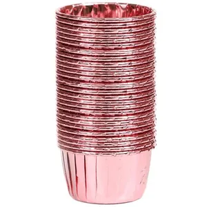 Caissettes à cupcakes en aluminium or rose empilées pour la cuisson de muffins et desserts