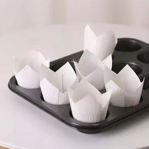 Weiße Tulpen-Cupcake-Förmchen in einer 6er-Muffinform für das Backen zu Hause