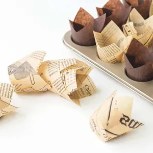 Makroansicht von fettdichten Tulpen-Muffinförmchen in einer Backform für den Heimgebrauch