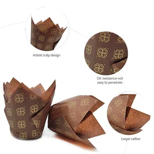 Moldes de tulipán marrones para cupcakes con trébol dorado y papel antigrasa