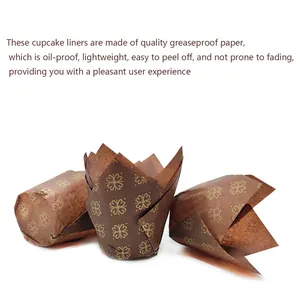 Moldes de papel tulipán para cupcakes con trébol dorado sobre papel marrón