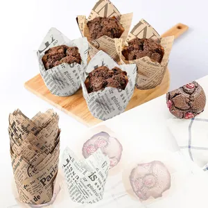 Detalle de moldes de tulipán para cupcakes con estampado de periódico vintage y antigrasa