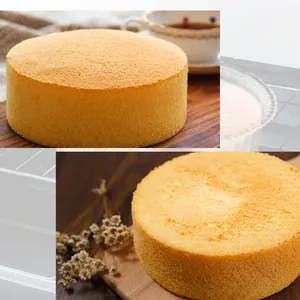 Gâteau chiffon rond doré sur plateau en bois pour une présentation de thé l'après-midi
