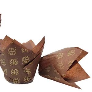 Cápsulas tulipán marrones con tréboles dorados hechas de papel antigrasa para hornear