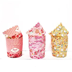 Wegwerp muffin cupcake vormpjes met kleurrijke aardbei en cartoon patronen
