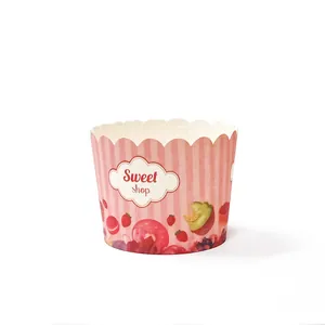 Detail van roze gestreepte muffinvormpjes met zoete patronen en gegolfde randen