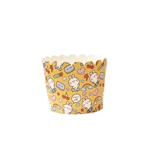 Muffinbekers van hittebestendig papier met cartoon konijnen voor het bakken in geel