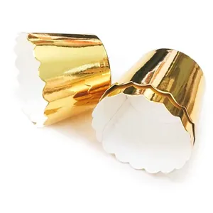 Detail van gouden metallic cupcakevormpjes met gegolfde randen en witte binnenkant