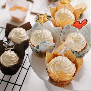 Ανθοκομικές θήκες για cupcake τουλίπα και διακοσμητικά αστέρια σε δίσκο γλυκών