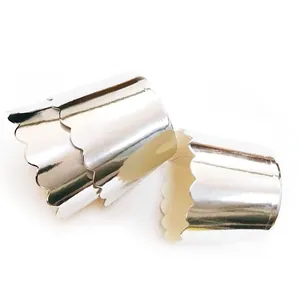 Detail van zilveren glanzende muffinvormpjes met geschulpte randen en metallic afwerking
