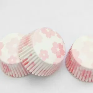 Caissettes à cupcakes résistantes au gras avec motifs fleurs de cerisier roses