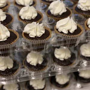 Pila de bandejas de plástico transparente para cupcakes con múltiples compartimentos