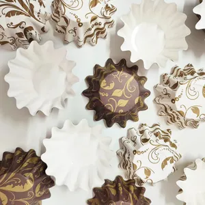 Thick heat-resistant paper cake cups with printed floral patterns and wavy edges